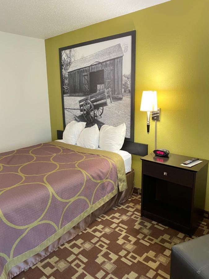 Super 8 By Wyndham Independence Ia Hotel Bagian luar foto