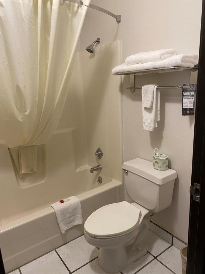 Super 8 By Wyndham Independence Ia Hotel Bagian luar foto
