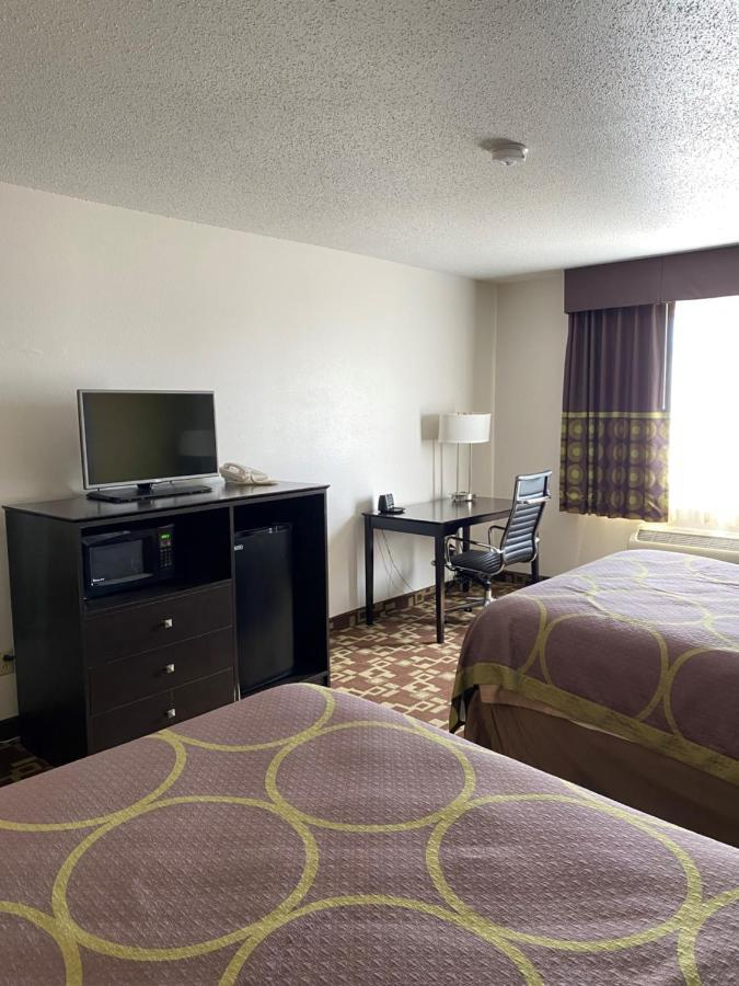 Super 8 By Wyndham Independence Ia Hotel Bagian luar foto