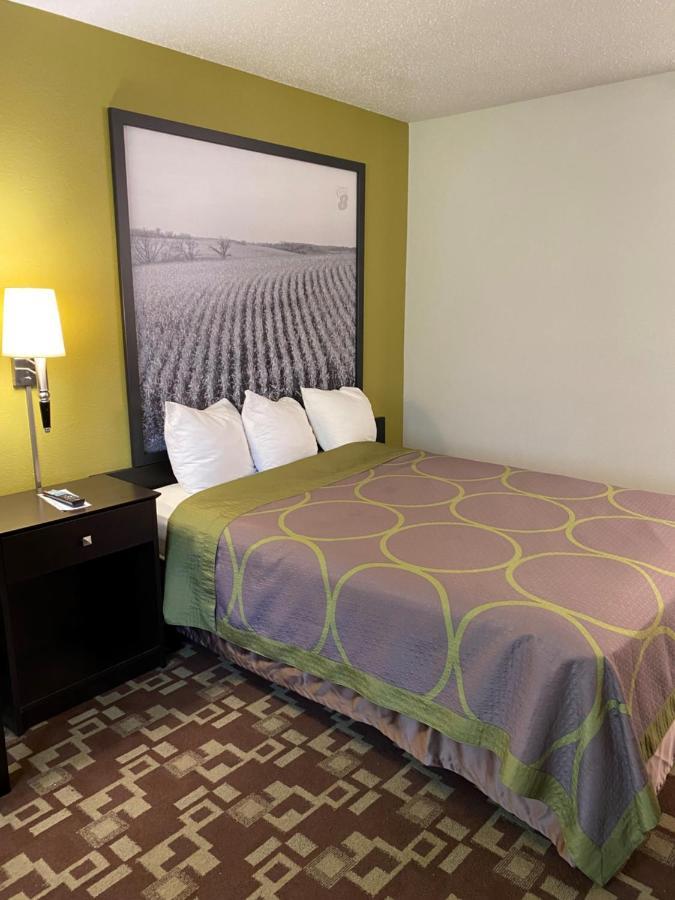 Super 8 By Wyndham Independence Ia Hotel Bagian luar foto