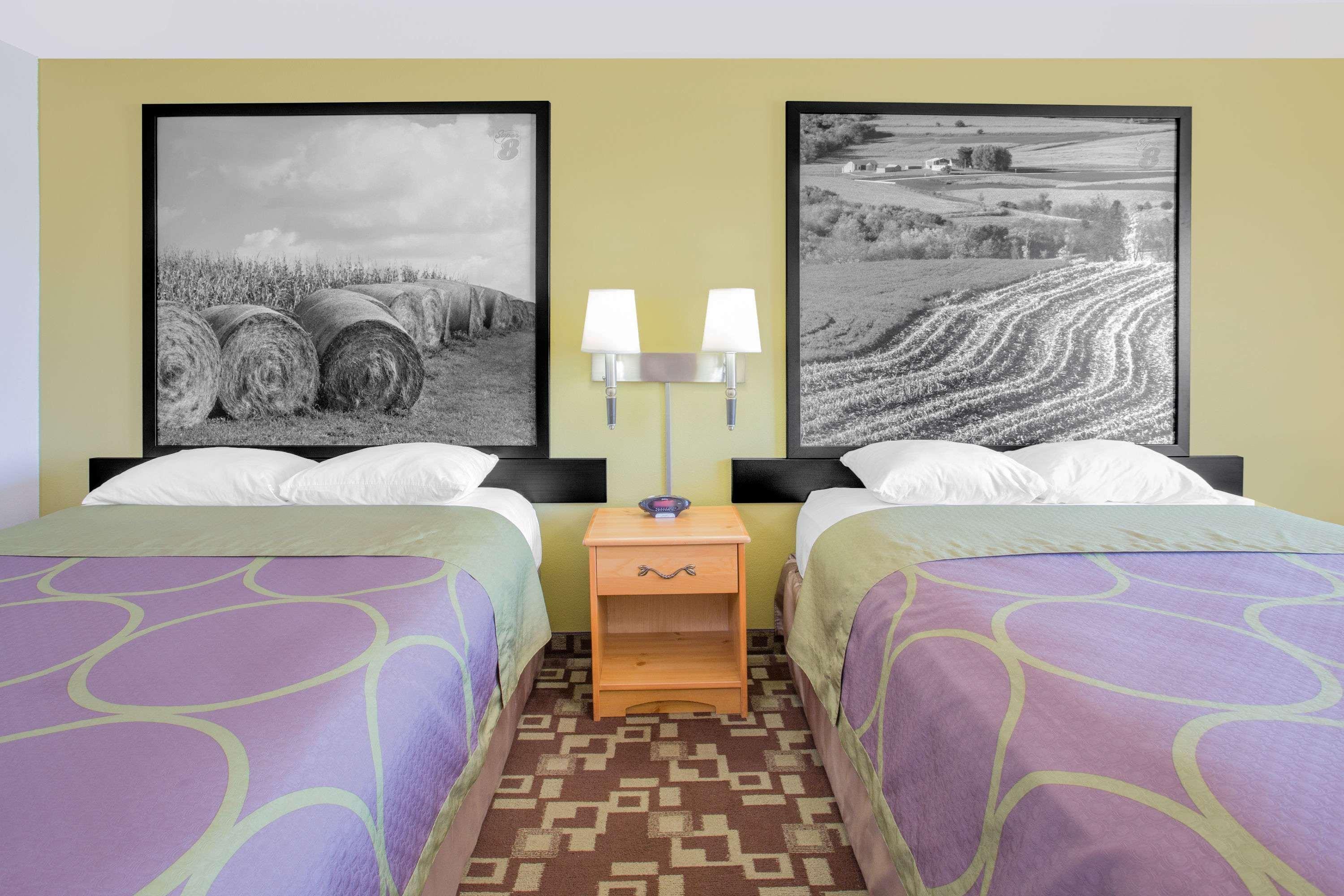 Super 8 By Wyndham Independence Ia Hotel Bagian luar foto