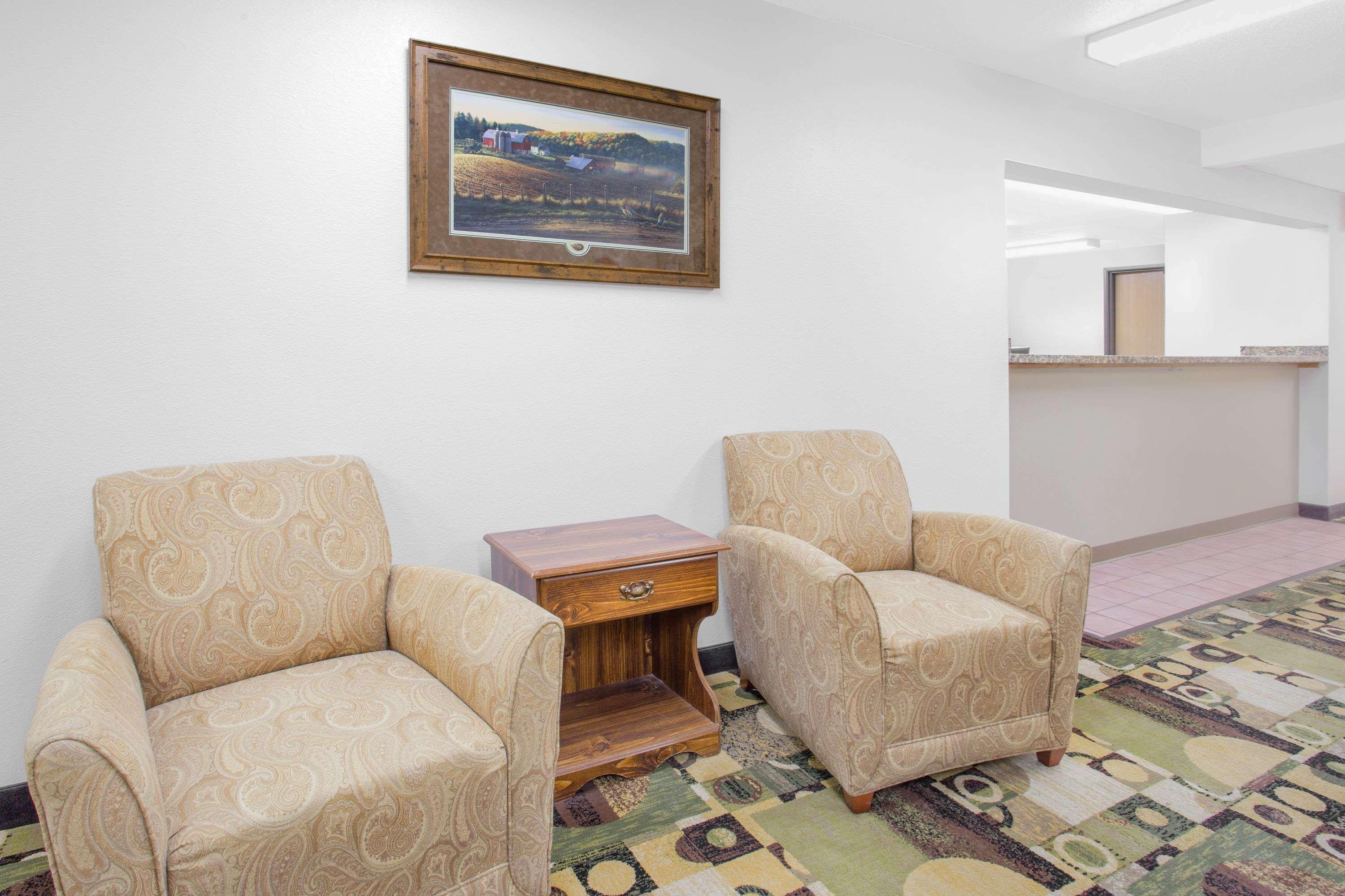 Super 8 By Wyndham Independence Ia Hotel Bagian luar foto